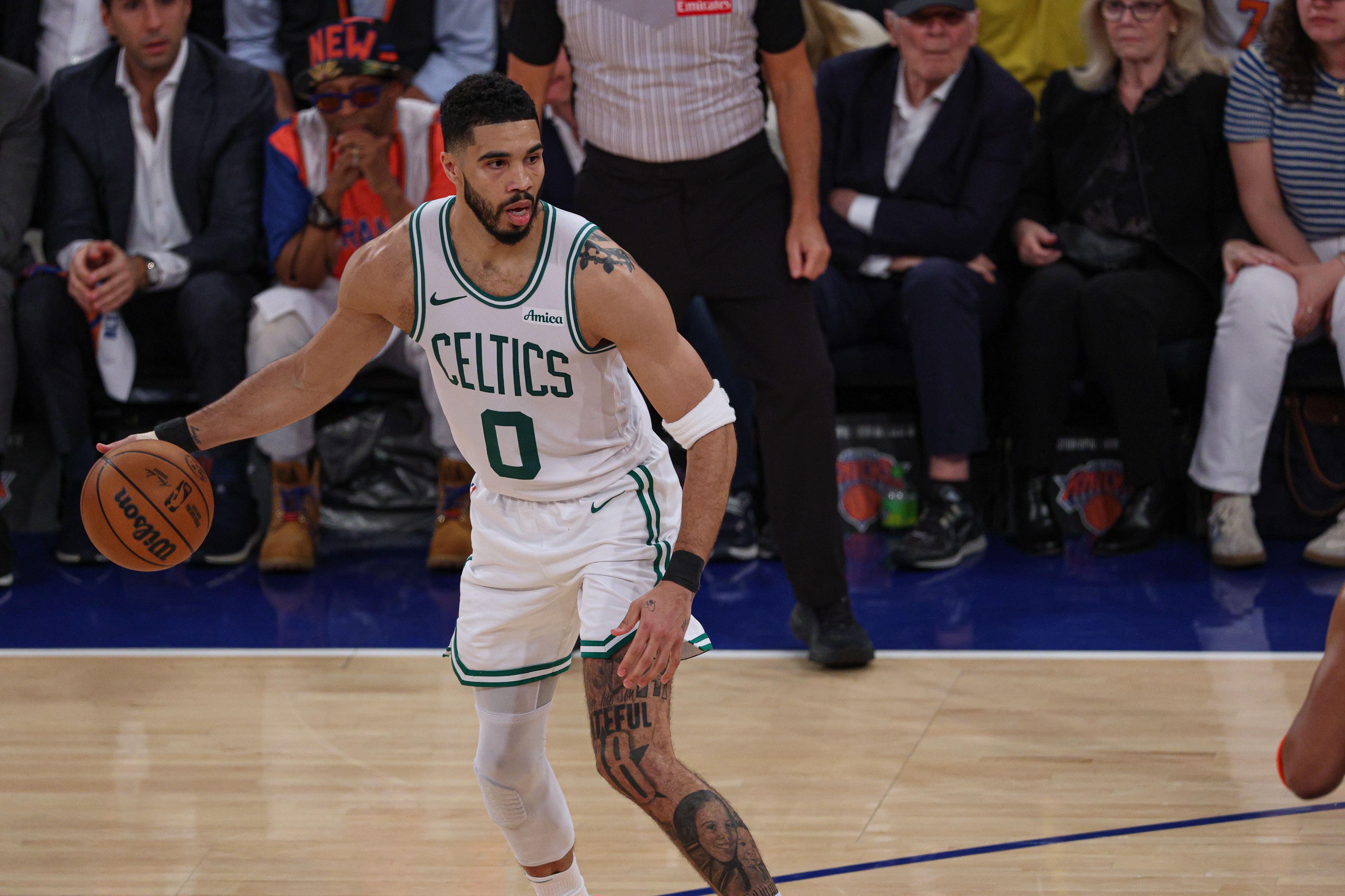 开云体育官网-塔图姆谈出场时间：我当然可以打得更久 但我明白要以大局为重