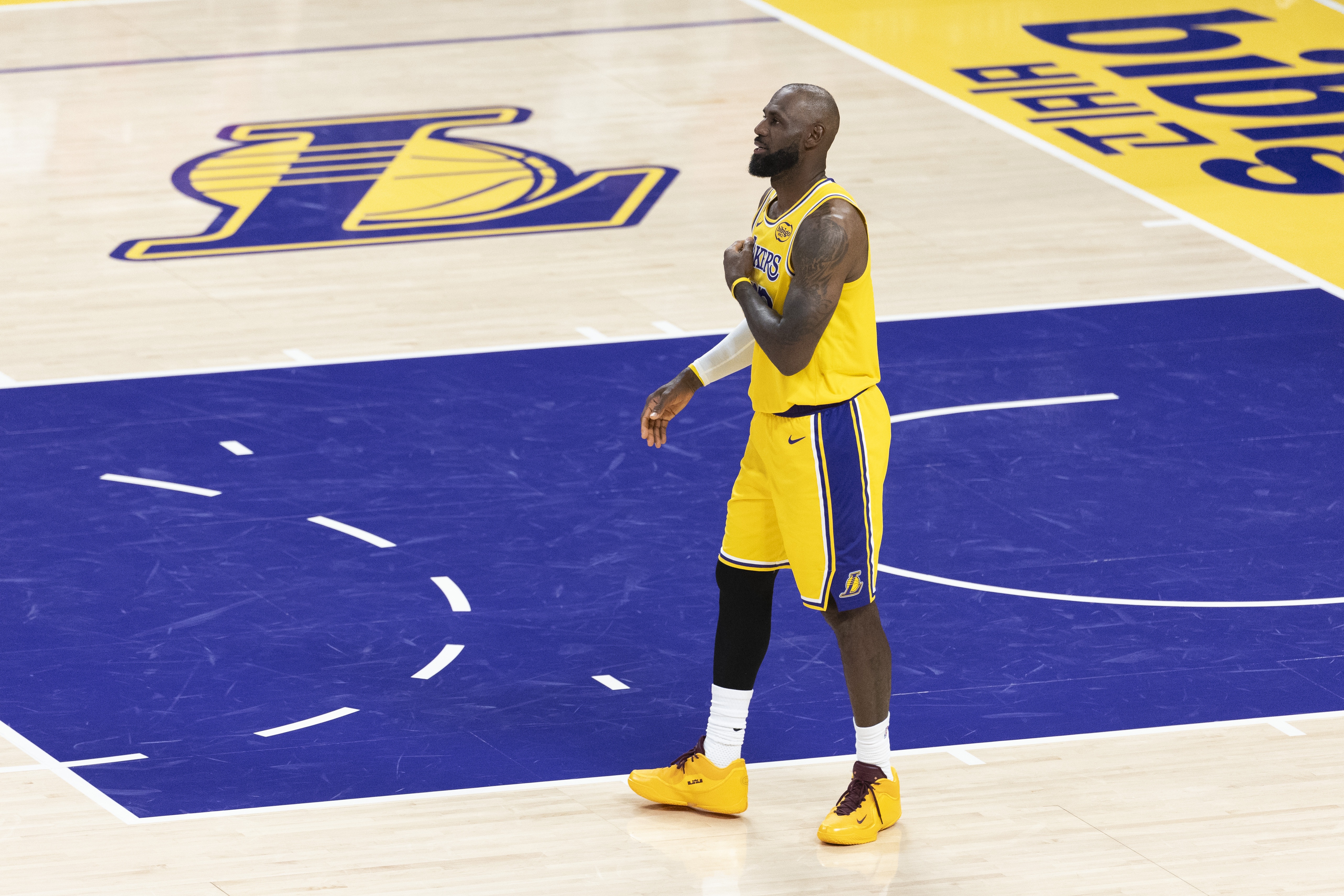 开云体育下载-Shams：詹姆斯本人&amp;联盟感觉他会再打一年 湖人表现影响他的未来